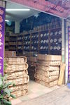 Jian de puerh <span class='translation'>(Pu Er tea)</span> devant une boutique de thé à Kunming