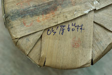 Inscription manuelle d'un collectionneur sur le sommet d'un tong