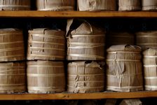 Tong puerh <span class='translation'>(Pu Er tea)</span> on the shelf of an amateur