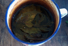 Feuilles jaunes infusées dans un verre d eau à Yi Wu