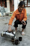 Préparation du thé dans un verre d'eau dans la campagne de Lincang