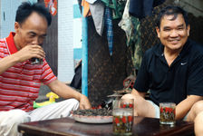 Boire le thé dans un verre d'eau avec deux producteurs de Jinuo Shan