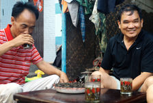 Drinking tea in a glass of water two producers Jinuo Shan