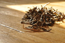 Des puerh <span class='translation'>(Pu Er tea)</span> brut d'apparence similaire mais de qualité bien différentes Copyright Sébastien Vacuithé