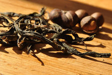 Des puerh <span class='translation'>(Pu Er tea)</span> brut d'apparence similaire mais de qualité bien différentes Copyright Sébastien Vacuithé