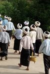 Femmes agées sur le chemin du temple à Bang Xie