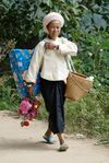 Femmes agées sur le chemin du temple à Bang Xie