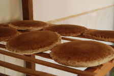  puerh <span class='translation'>(Pu Er tea)</span> cakes freshly pressed