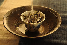 Infusion d'un thé puerh <span class='translation'>(Pu Er tea)</span> Copyright Sébastien Vacuithé