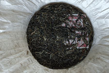 Belle compression artisanale d'une galette de puerh