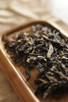 Dry leaves extracted from a cake of puerh <span class='translation'>(Pu Er tea)</span> Copyright Sébastien Vacuithé