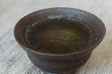 Gras du thé sur le disque d'un jeune puerh