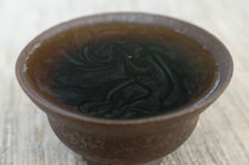 Gras du thé sur le disque d'un puerh <span class='translation'>(Pu Er tea)</span> agé