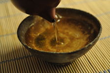 Tasting a young puerh <span class='translation'>(Pu Er tea)</span> Copyright Sébastien Vacuithé