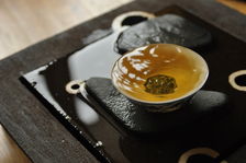 Tasting a young puerh <span class='translation'>(Pu Er tea)</span> Copyright Sébastien Vacuithé