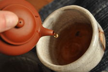 Dégustation d'un puerh <span class='translation'>(Pu Er tea)</span> agé Copyright Sébastien Vacuithé