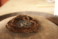 Compression artisanale du thé puerh <span class='translation'>(Pu Er tea)</span> à Gong Nong comme au début du siècle