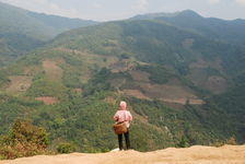 Jeune Lahu devant le paysage de Bing Dao