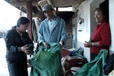 Wang Bing et sa femme chez un petit producteur de Maheizhai