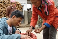 Wang Bing à la recherche de feuilles violettes chez un petit paysans de Yi Wu