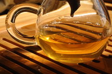 Dégustation d un puerh <span class='translation'>(Pu Er tea)</span> primeur