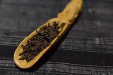 Feuilles sèches d'un puerh <span class='translation'>(Pu Er tea)</span> agé