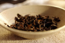 Feuilles infusées d'un puerh <span class='translation'>(Pu Er tea)</span> agé