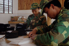 Professionnels emballant des galettes de puerh