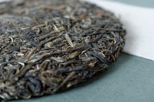 Dégustation d'un jeune puerh <span class='translation'>(Pu Er tea)</span> brut