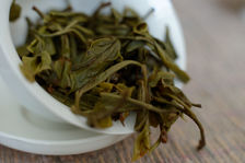 Feuilles de jeune puerh <span class='translation'>(Pu Er tea)</span> vert infusées