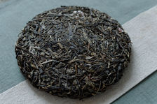 Thé puerh <span class='translation'>(Pu Er tea)</span> compressé en galette