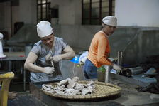 Women packing puerh <span class='translation'>(Pu Er tea)</span> flip-flops at Chen Sheng Hao