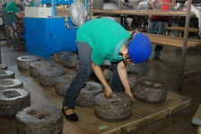 Women compressing puerh <span class='translation'>(Pu Er tea)</span> patties at Chen Sheng Hao