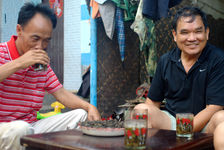 Infusion du Mao Cha dans des verres d'eau dans les villages producteurs (Jinuo Shan, Xishuangbanna)