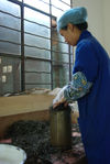  Compression of a traditional cake puerh <span class='translation'>(Pu Er tea)</span> (Baopuxuan workshop, YiWu)