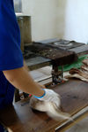  Compression of a traditional cake puerh <span class='translation'>(Pu Er tea)</span> (workshop Baopuxuan , YiWu)