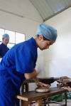  Compression of a traditional cake puerh <span class='translation'>(Pu Er tea)</span> (Baopuxuan workshop, YiWu)