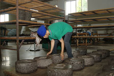  Compression of a traditional cake puerh <span class='translation'>(Pu Er tea)</span> (Chen Sheng, Menghai)