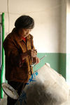 Zhai Guo Ting gouttant et achetant du maocha à un petit paysans local
