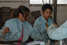 Pressage du puerh <span class='translation'>(Pu Er tea)</span> à l'usine Lan Ting Chun aujourd'hui