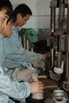 Pressage du puerh <span class='translation'>(Pu Er tea)</span> à l'usine Lan Ting Chun aujourd'hui