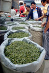 Arrivage de thés frais sur le marché au thé de Pu'Er