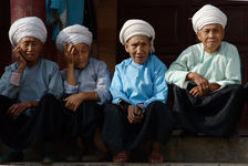 Woman to Bulang Shuangjiang, Lincang