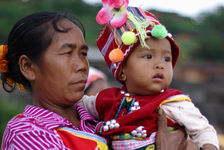 Femme Wa et son enfant à Shuangjiang, Lincang