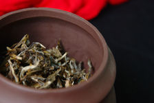 Puerh en vrac dans une jarre