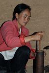 Préparation du thé tibétain au beur de Yack
