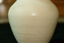 Surface humide d'une jarre à puerh <span class='translation'>(Pu Er tea)</span> remplie d'eau