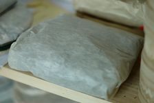 Stockage du puerh <span class='translation'>(Pu Er tea)</span> en vrac dans une feuille de papier à puerh