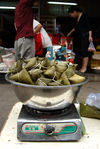 Zongzi cuisant sur un marché de Kunming