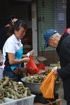 Personne agée achetant des Zongzi